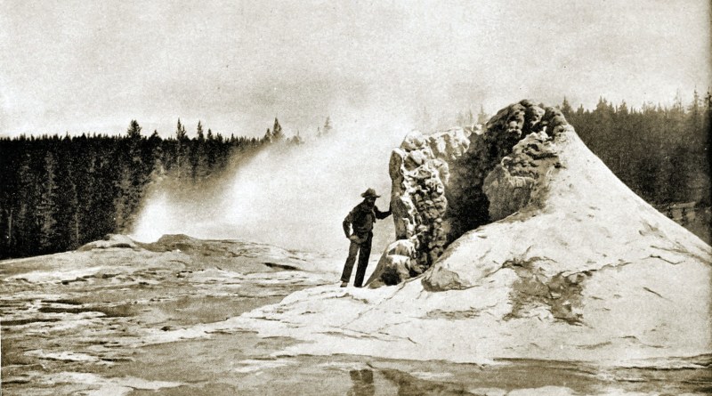 Giant-Geyser-Yellowstone-National-Park-USA-about-1892