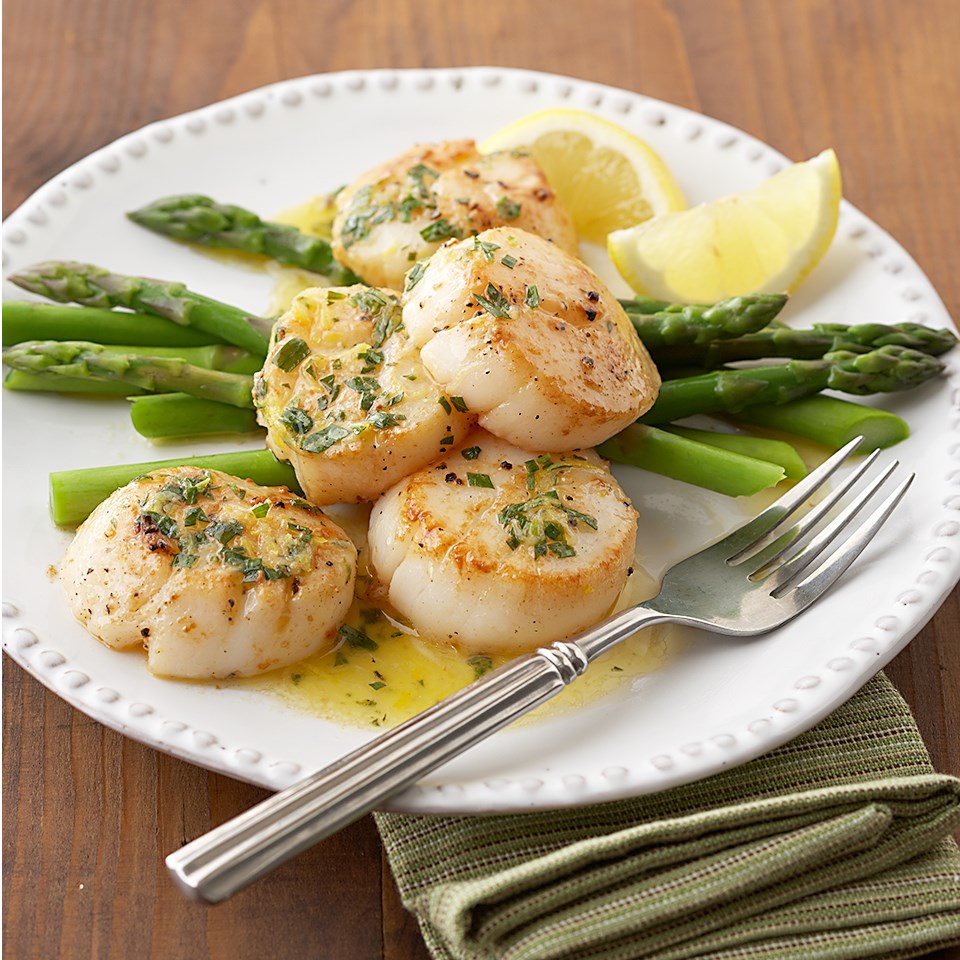 Tarragon Scallops on Asparagus&nbsp;Spears