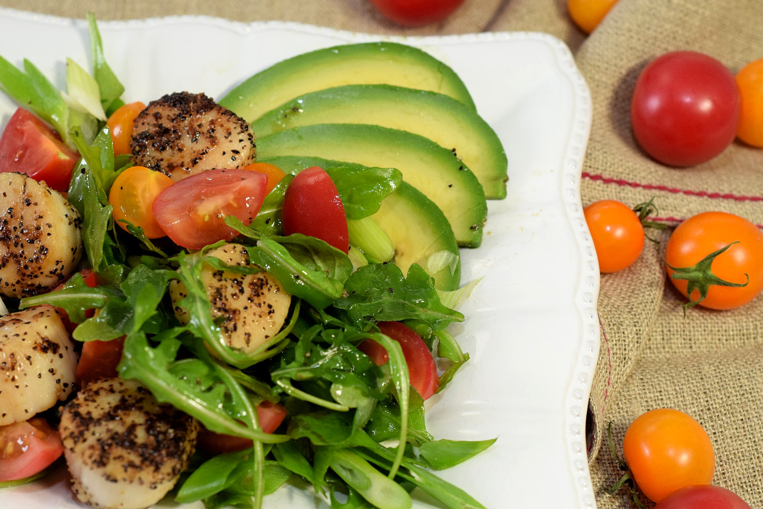 seared scallops-avocado-tomato salad