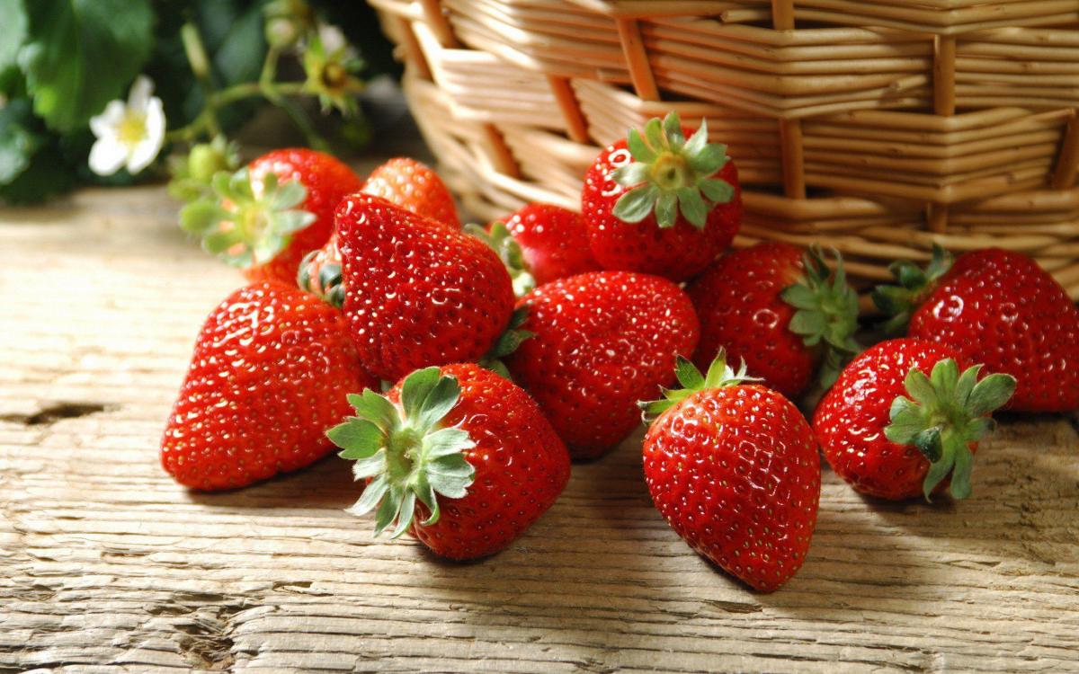 Summer Tastes like Fresh Strawberry&nbsp;Sundaes